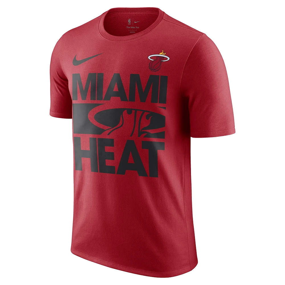 T-shirt Nike rouge Miami Heat Courtside This Is Our Year pour homme