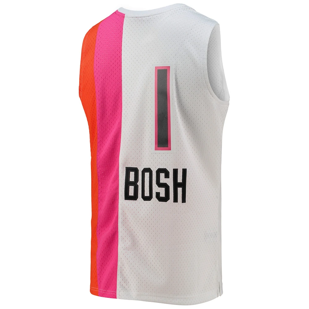 Maillot Swingman Mitchell & Ness Chris Bosh blanc Miami Heat 2001/02 Hardwood Classics pour hommes