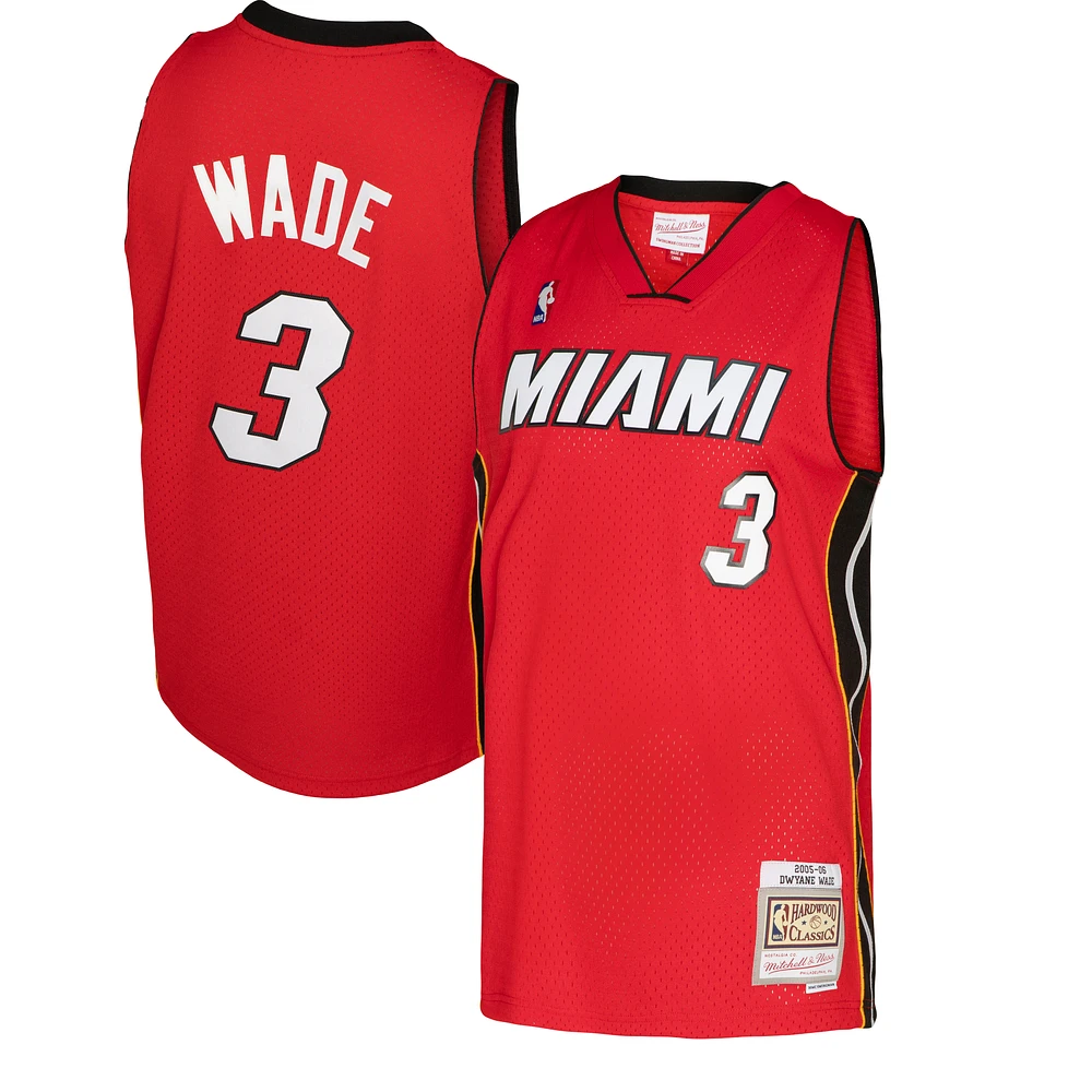 Homme Mitchell & Ness Dwyane Wade Red Miami Heat 2005/06 Hardwood Classics Swingman - Maillot