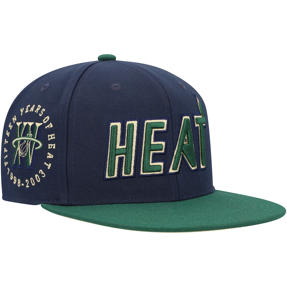 Casquette ajustée Mitchell & Ness bleu marine/vert Miami Heat 15e anniversaire Hardwood Classics Grassland pour hommes