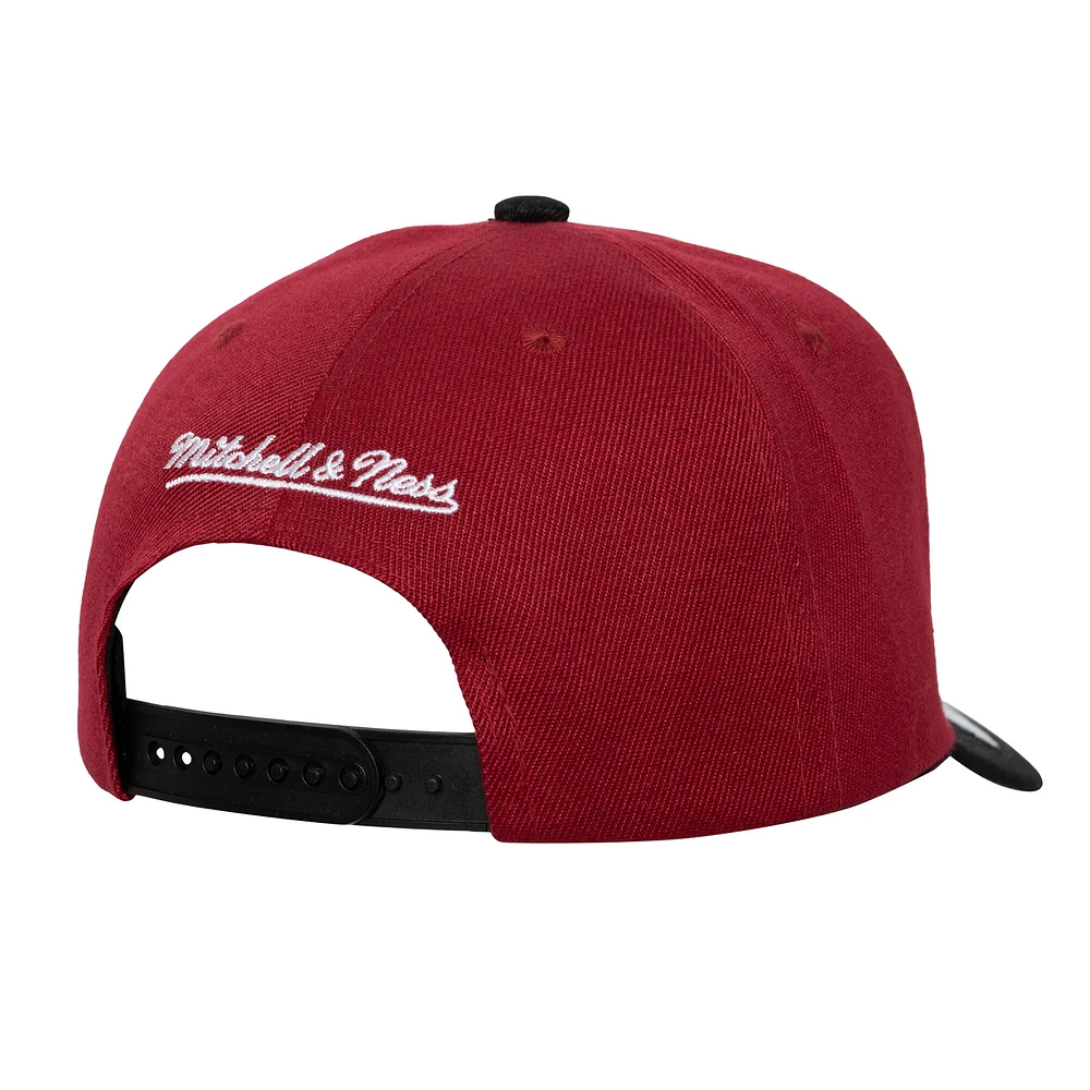 Casquette Snapback bicolore Mitchell & Ness Miami Heat Underarch pour homme rouge/noir