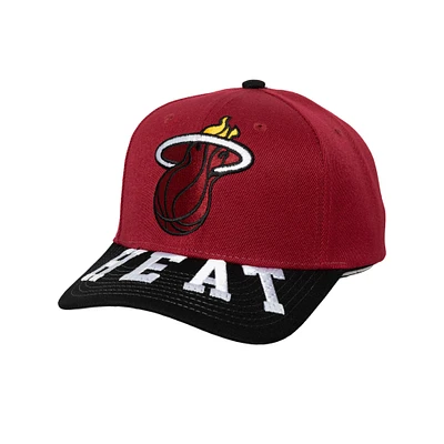 Casquette Snapback bicolore Mitchell & Ness Miami Heat Underarch pour homme rouge/noir