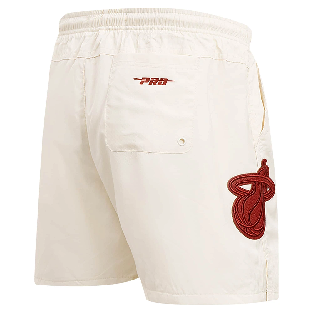 Short tissé triple ton sur Pro Standard Miami Heat crème pour hommes