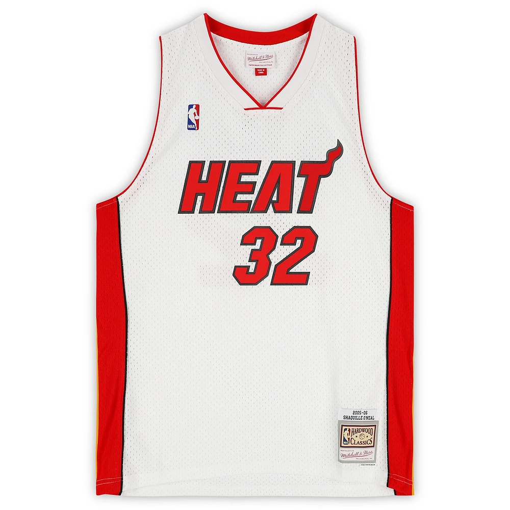 Maillot Swingman Mitchell & Ness autographié par Shaquille O'Neal Miami Heat 2005-06 blanc