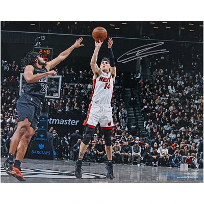Photographie autographiée de 16" x 20" de Tyler Herro lors du tournage contre les Brooklyn Nets