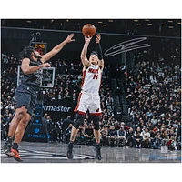Photographie autographiée de 16" x 20" de Tyler Herro lors du tournage contre les Brooklyn Nets