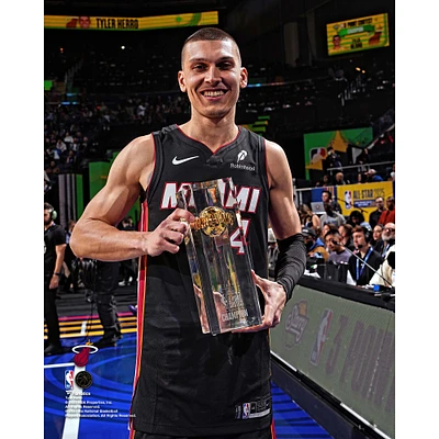 Photo non signée de Tyler Herro du Miami Heat tenant le trophée concours à trois points match des étoiles la NBA 2025