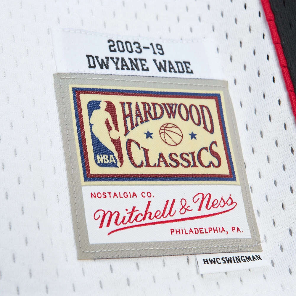 Unisexe Mitchell & Ness Dwyane Wade Blanc Miami Heat Hall of Fame Classe de 2023 Maillot Swingman Throwback