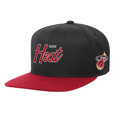 Casquette snapback noire Miami Heat Team Script pour jeune Mitchell & Ness