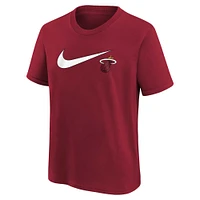 T-shirt Nike rouge Miami Heat Swoosh pour jeune