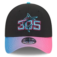 Casquette City Connect 39THIRTY Flex noire/rose pour homme des Miami Marlins 2025 de New Era