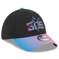 Casquette City Connect 39THIRTY Flex noire/rose pour homme des Miami Marlins 2025 de New Era
