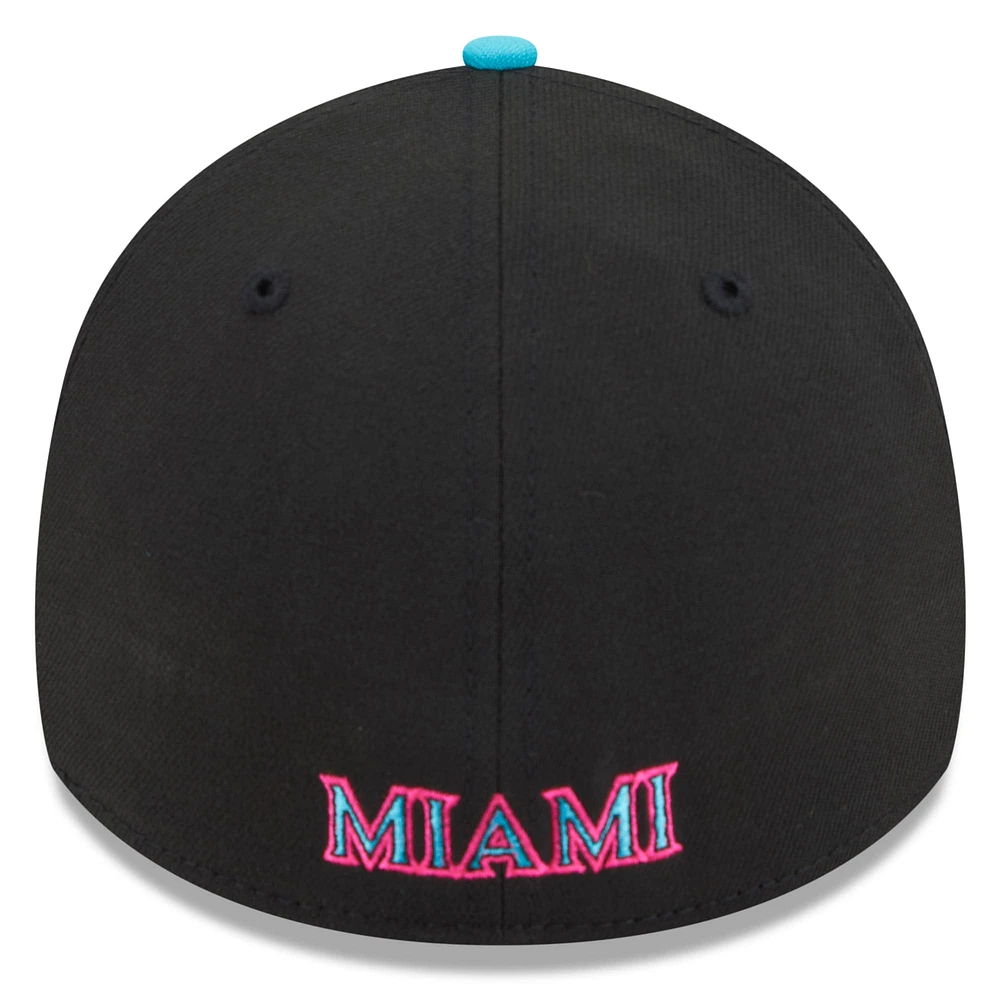 Casquette City Connect 39THIRTY Flex noire/rose pour homme des Miami Marlins 2025 de New Era