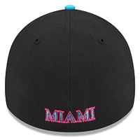 Casquette City Connect 39THIRTY Flex noire/rose pour homme des Miami Marlins 2025 de New Era
