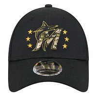 Casquette ajustable 9FORTY pour la Journée des forces armées 2024 New Era noire des Miami Marlins pour hommes