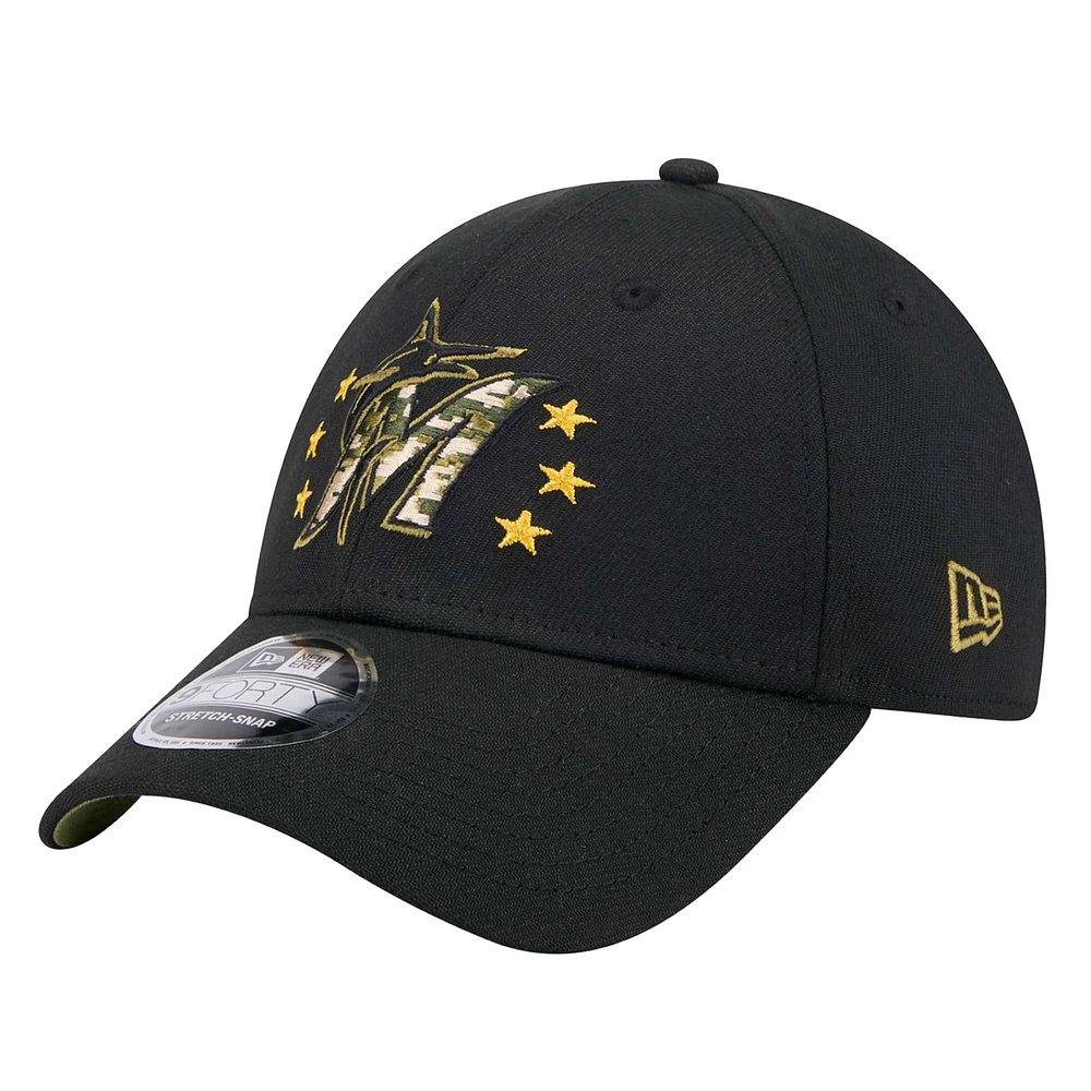 Casquette ajustable 9FORTY pour la Journée des forces armées 2024 New Era noire des Miami Marlins pour hommes