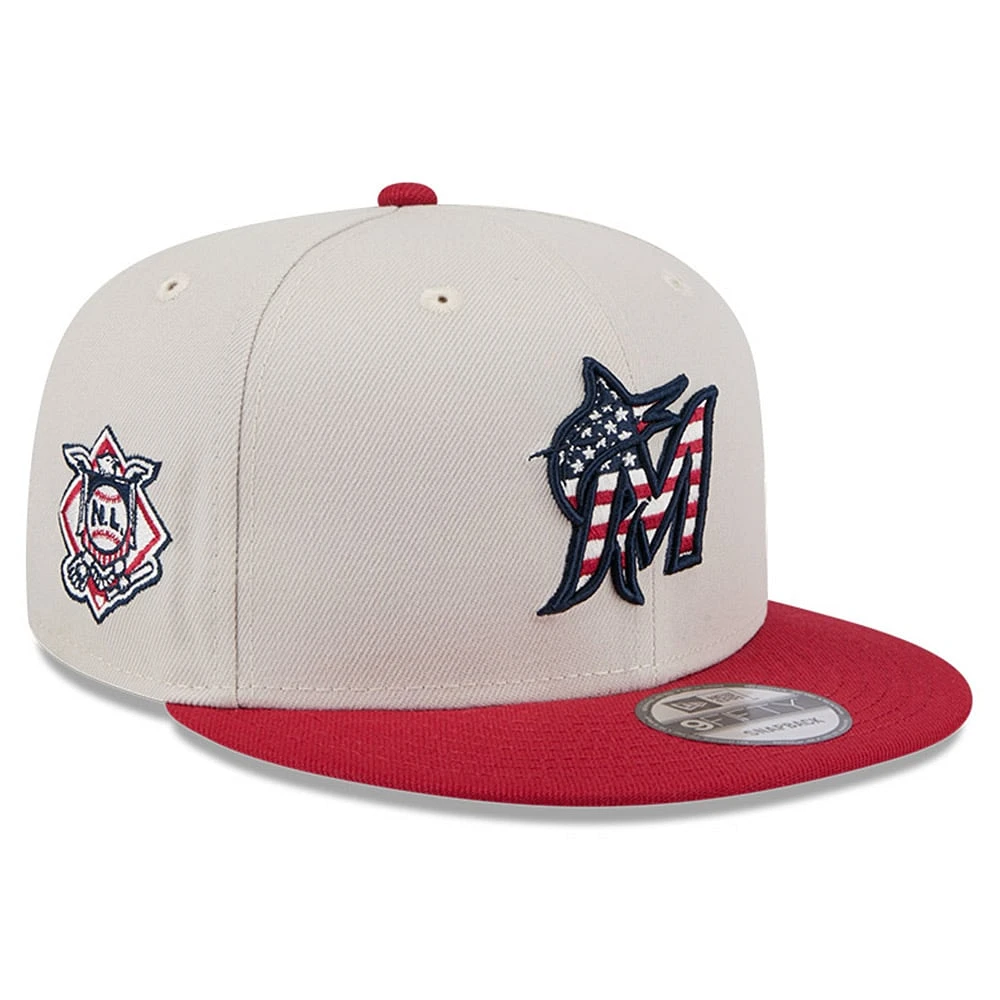 Casquette Snapback 9FIFTY du 4 juillet New Era kaki/rouge Miami Marlins 2024 pour hommes