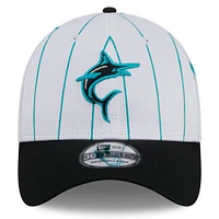 Casquette flexible 39THIRTY d'entraînement au bâton New Era des Miami Marlins 2024 pour hommes, blanche