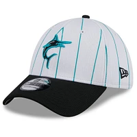 Casquette flexible 39THIRTY d'entraînement au bâton New Era des Miami Marlins 2024 pour hommes, blanche