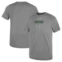 T-shirt Nike pour enfant avec slogan de performance et logo légendaire des Spartans l'État du Michigan, gris chiné