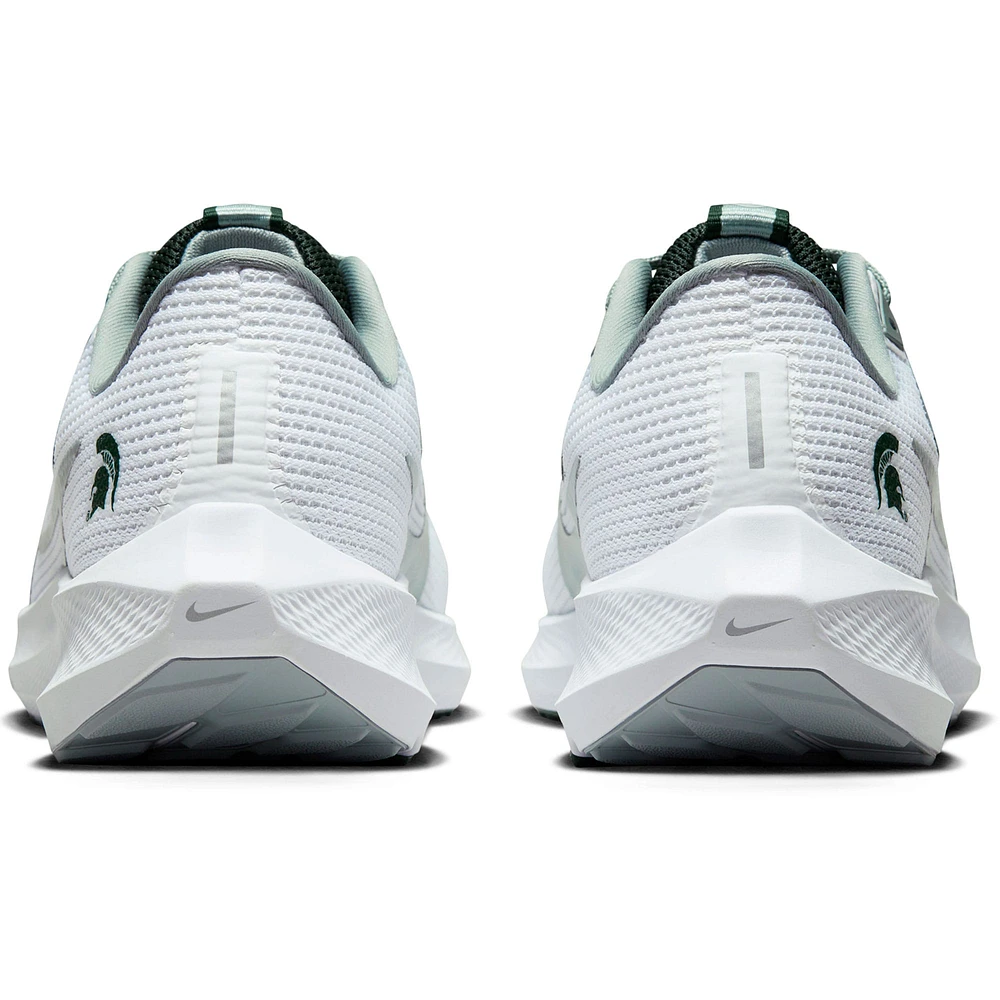 Chaussure de course unisexe Nike Michigan State Spartans Zoom Pegasus 40 blanche