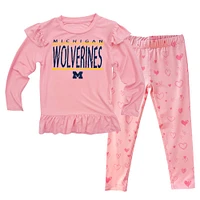 Ensemble de nuit pour bébé Wes & Willy rose Michigan Wolverines avec t-shirt à manches longues volants et pantalon imprimé cœur