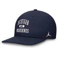 Casquette ajustable Jordan Brand bleu marine Michigan Wolverines Athletics Pro pour homme