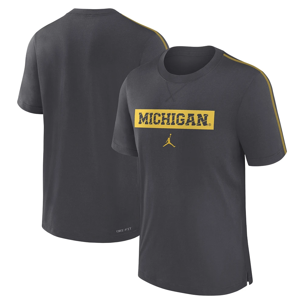 T-shirt Jordan Brand Anthracite Michigan Wolverines 2024 Sideline Player Performance Tri-Blend pour homme