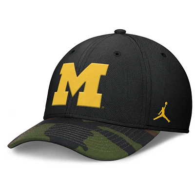 Casquette Jordan Brand noire/camouflage Michigan Wolverines 2024 Military Appreciation Rise Swoosh Performance Flex pour homme