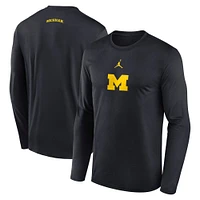 T-shirt à manches longues Jordan Brand Michigan Wolverines Performance On-Court Basketball Shootaround pour homme, noir