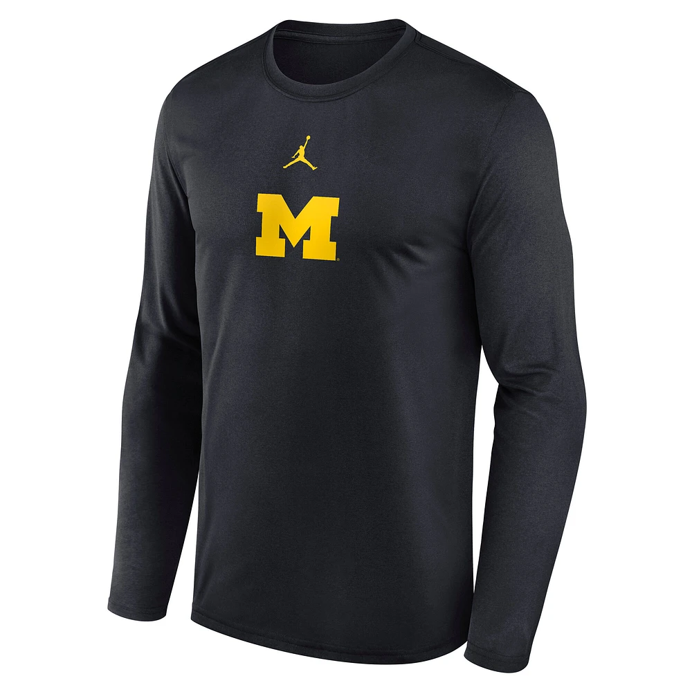 T-shirt à manches longues Jordan Brand Michigan Wolverines Performance On-Court Basketball Shootaround pour homme, noir