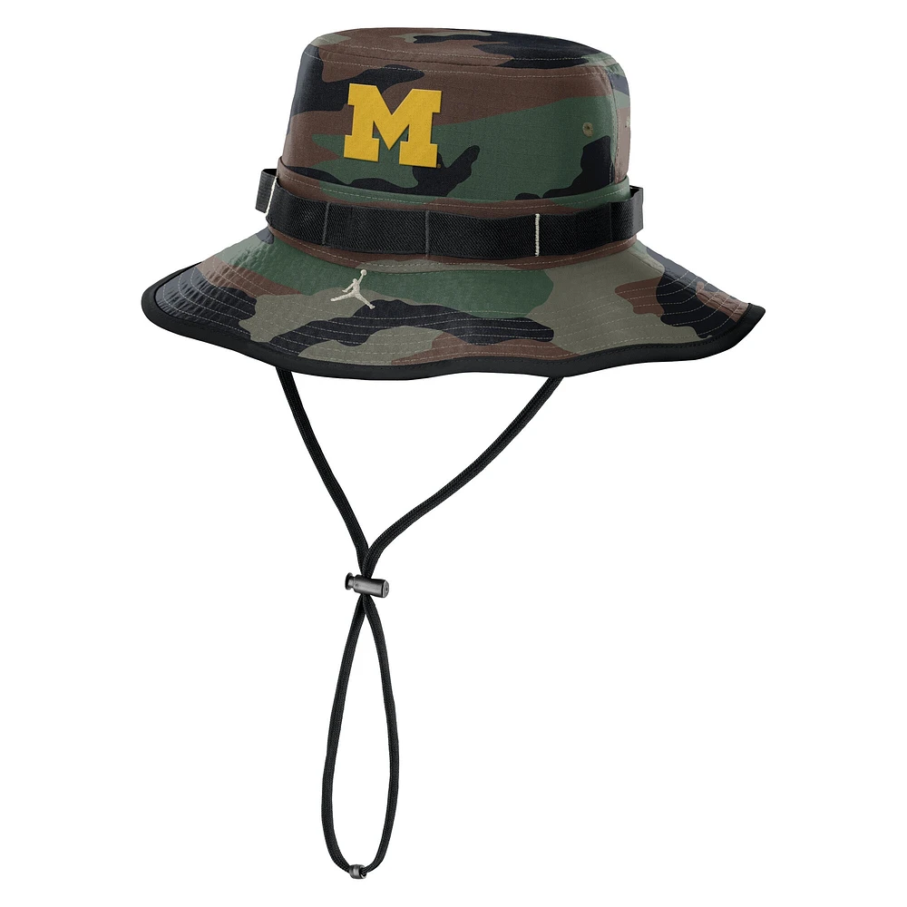 Chapeau bob Apex camouflage Michigan Wolverines 2024 pour homme de la marque Jordan