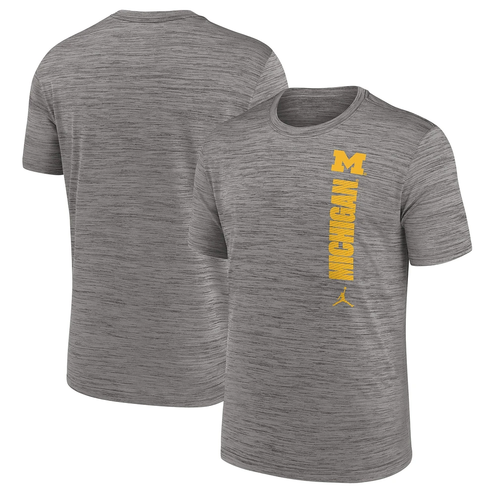 T-shirt Jordan Brand Heather Grey Michigan Wolverines 2024 Sideline Velocity Performance pour homme