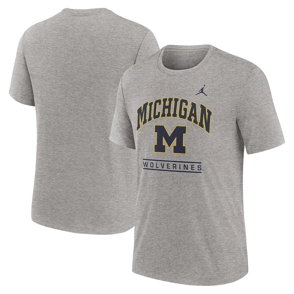 T-shirt tri-blend avec logo Arch Over des Michigan Wolverines pour homme de la marque Jordan, gris chiné