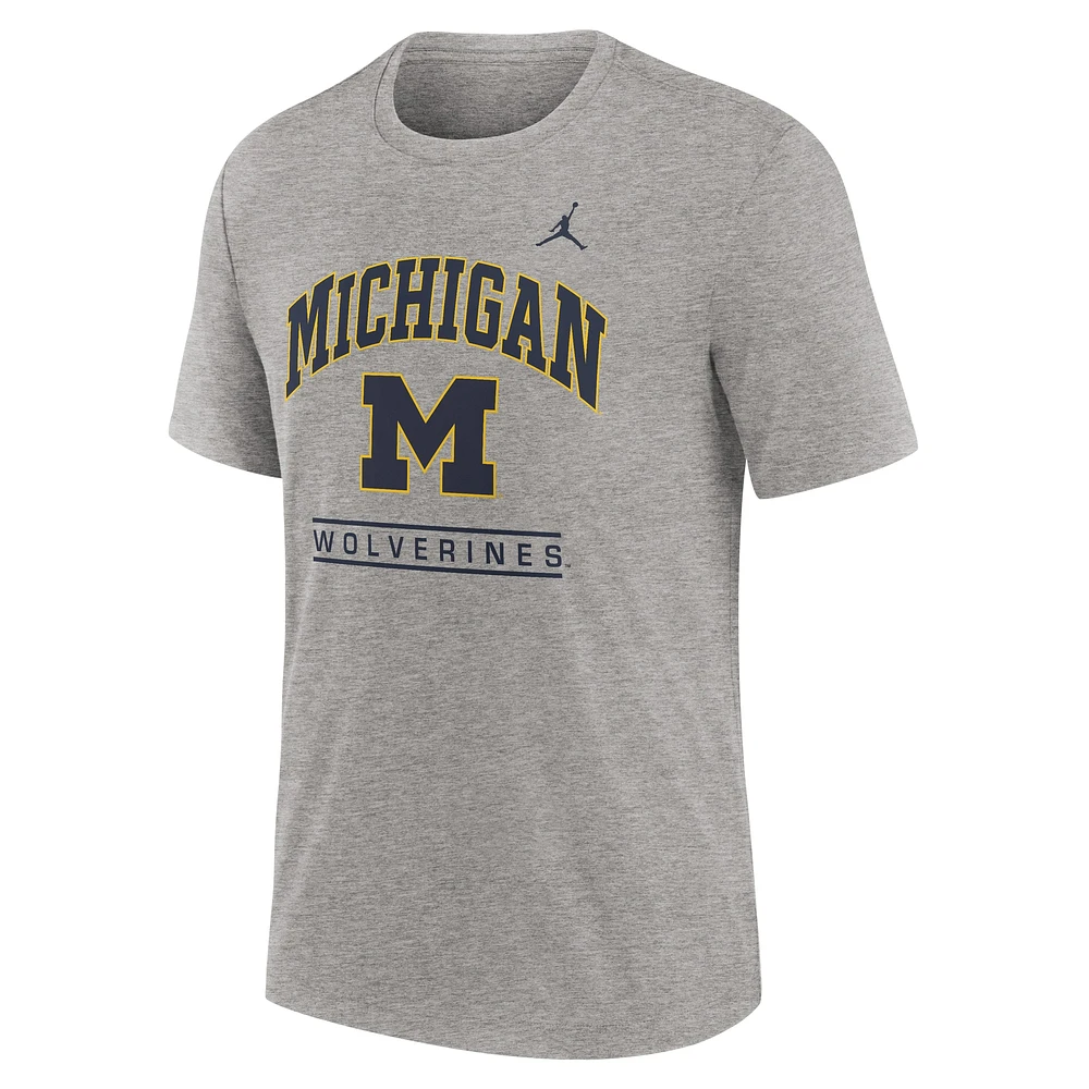 T-shirt tri-blend avec logo Arch Over des Michigan Wolverines pour homme de la marque Jordan, gris chiné