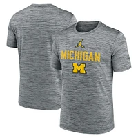 T-shirt Jordan Brand pour homme, gris chiné, Michigan Wolverines Campus Slant Velocity Performance