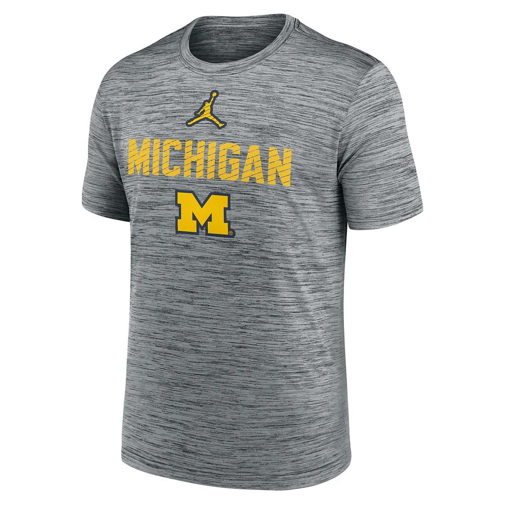 T-shirt Jordan Brand pour homme, gris chiné, Michigan Wolverines Campus Slant Velocity Performance