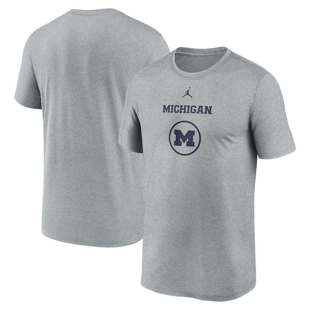 T-shirt Jordan Brand Heather Grey Michigan Wolverines pour homme, légende du basket-ball sur le terrain, entraînement de performance