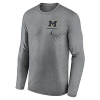 T-shirt à manches longues Jordan Brand Heather Grey Michigan Wolverines Primary Stack Legend pour homme