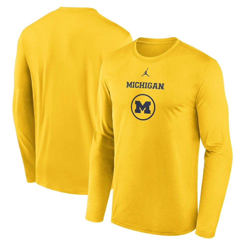 T-shirt à manches longues Jordan Brand Maize Michigan Wolverines 2024 pour homme avec légende de la performance sur le terrain basket-ball