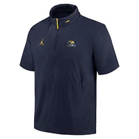 Veste à capuche manches courtes et demi-zip pour homme Jordan Brand Michigan Wolverines 2024 Sideline Coach bleu marine