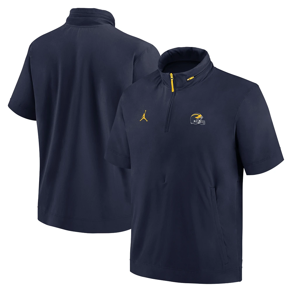 Veste à capuche manches courtes et demi-zip pour homme Jordan Brand Michigan Wolverines 2024 Sideline Coach bleu marine