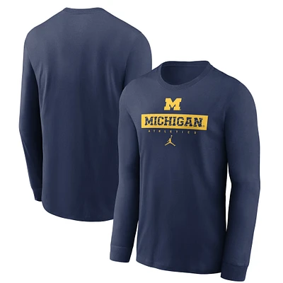 T-shirt à manches longues Jordan Brand Michigan Wolverines 2024 Sideline Legend Performance pour homme, bleu marine