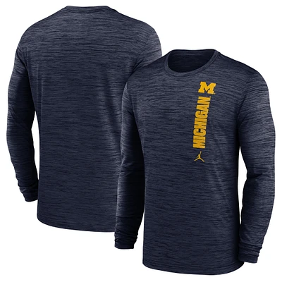 T-shirt à manches longues Jordan Brand Michigan Wolverines 2024 Sideline Velocity Performance pour homme Bleu marine