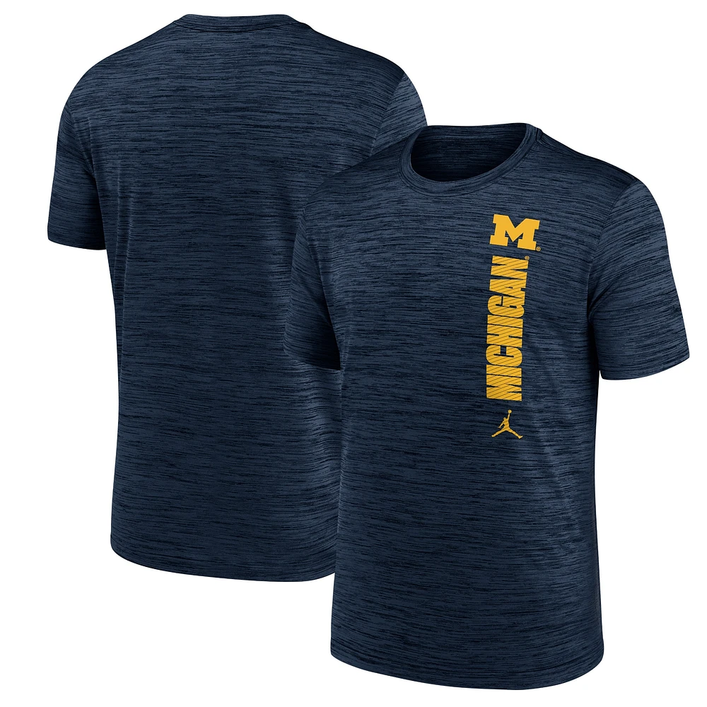 T-shirt Jordan Brand Michigan Wolverines 2024 Sideline Velocity Performance pour homme bleu marine