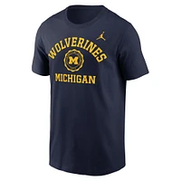 T-shirt Jordan Brand bleu marine pour homme avec logo Arched Seal des Michigan Wolverines