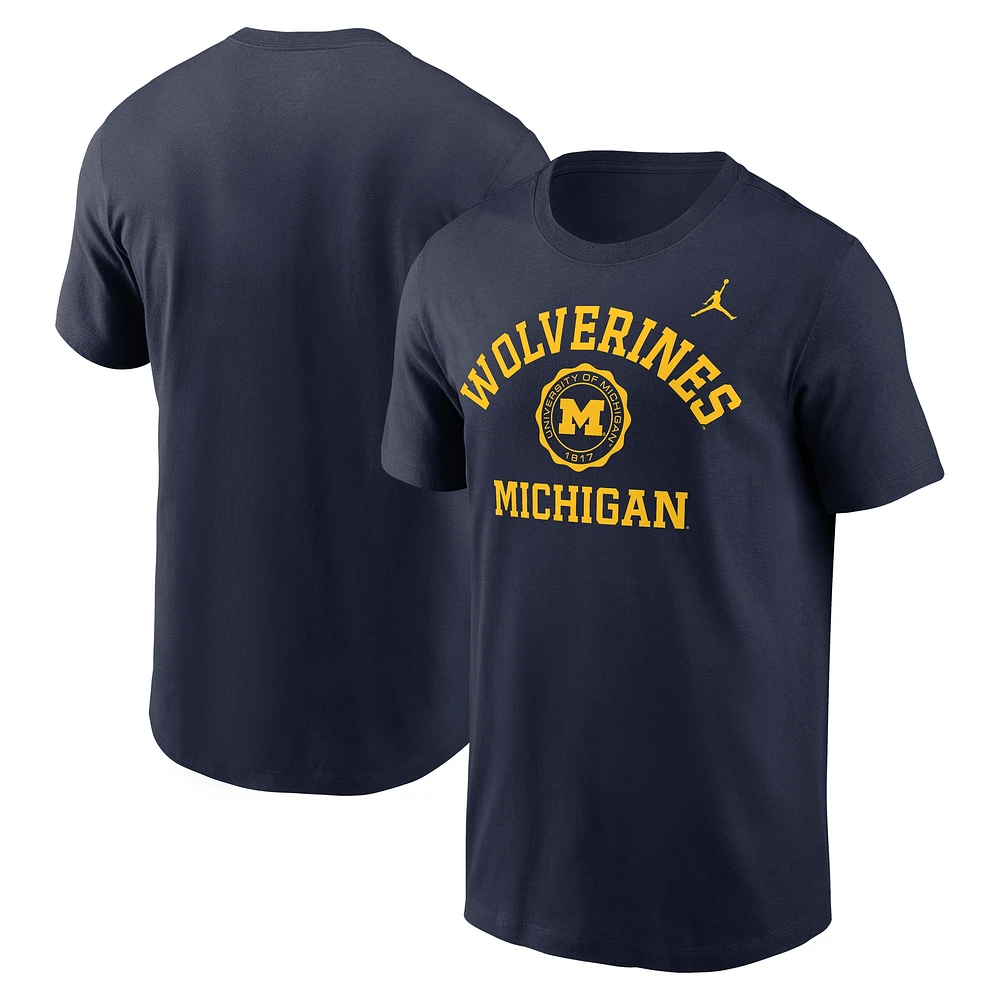 T-shirt Jordan Brand bleu marine pour homme avec logo Arched Seal des Michigan Wolverines