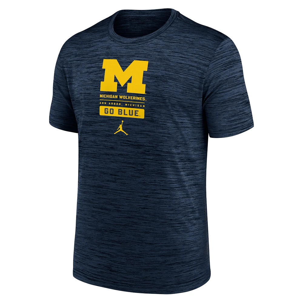 T-shirt Jordan Brand Michigan Wolverines Campus Center Block Velocity Performance pour homme bleu marine