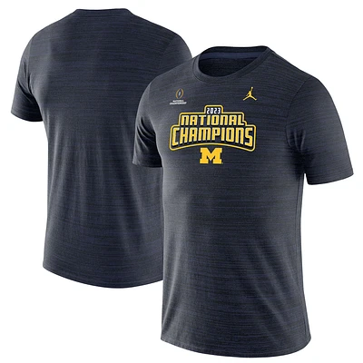 T-shirt Jordan Brand Navy Michigan Wolverines College Football Playoff 2023 Champions nationaux Velocity Legend Performance pour homme