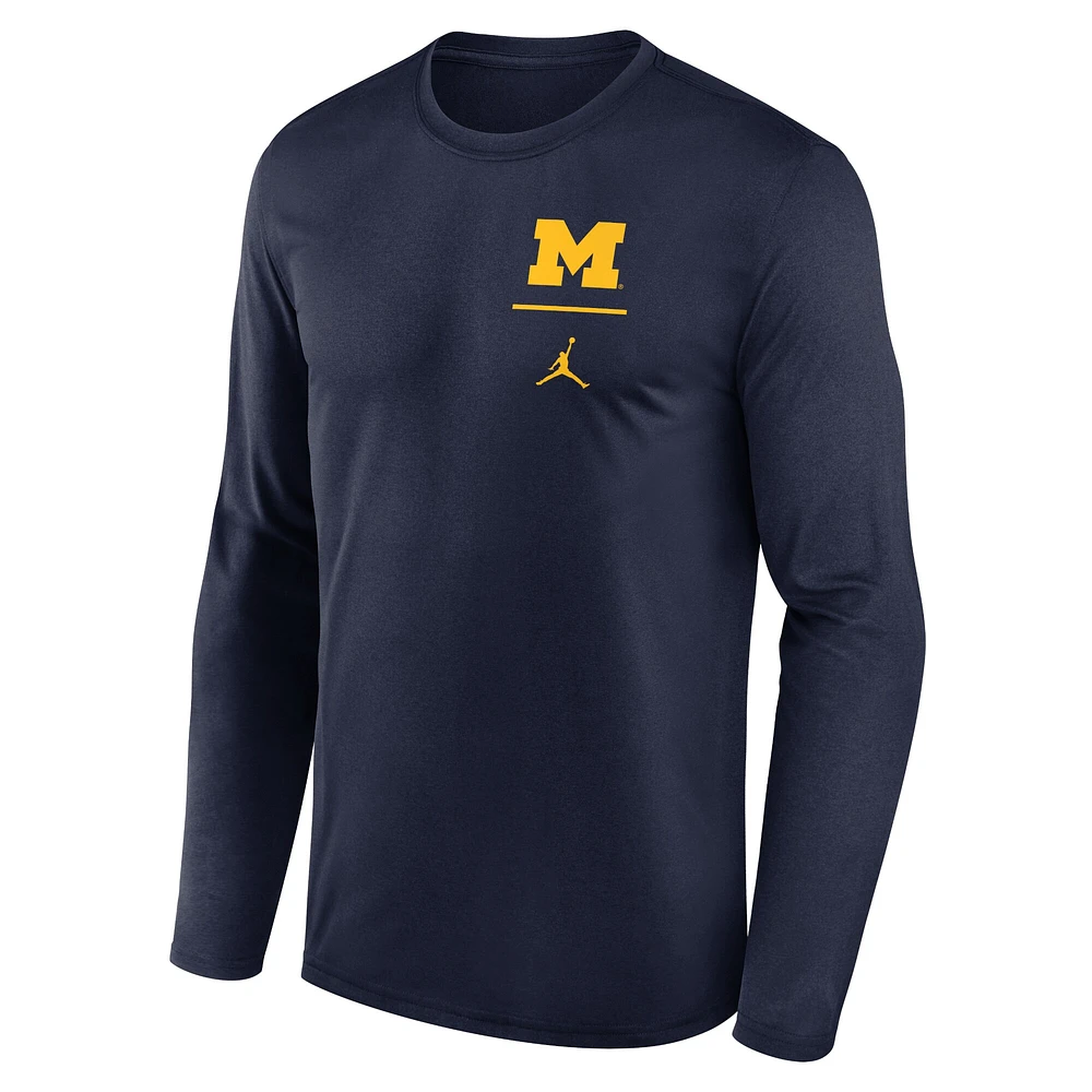 T-shirt Jordan Brand bleu marine Michigan Wolverines Primary Stack Legend Performance à manches longues pour homme
